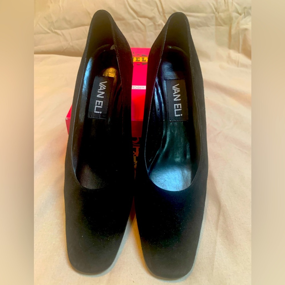 Women’s Van Eli Black Suede Pumps 7 AAA.